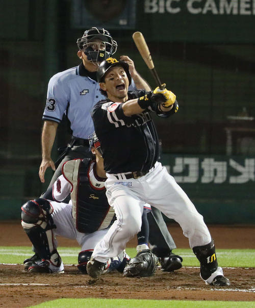 オリックス対ソフトバンク　8回表ソフトバンク2死三塁、左越え2点本塁打を放つ松田宣（撮影・宮崎幸一）