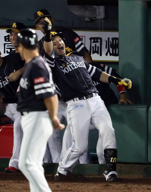 オリックス対ソフトバンク　8回表ソフトバンク2死三塁、松田宣浩（右）は左越え逆転2点本塁打を放ち「熱男！」（撮影・宮崎幸一）