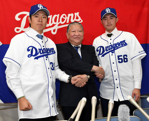 入団会見で矢野球団社長（中央）から激励を受けるオリックスから移籍した松葉（左）と武田（撮影・前岡正明）