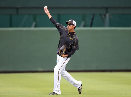 ファーム交流戦ヤクルト対阪神　試合前、キャッチボールをする藤浪（撮影・狩俣裕三）
