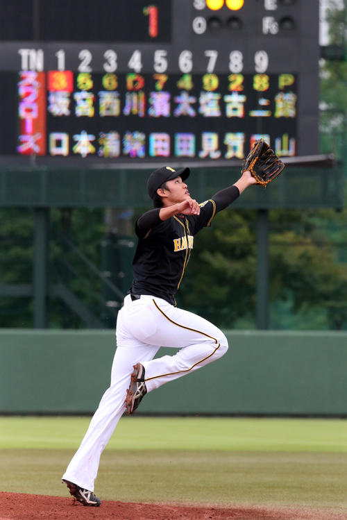 ファーム交流戦ヤクルト対阪神　1回裏ヤクルト無死、坂口の打球に反応する阪神先発の藤浪（撮影・狩俣裕三）