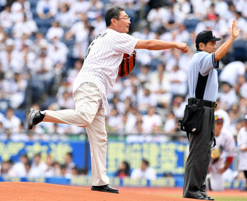 ロッテ対西武　始球式で投球する初芝清氏（撮影・滝沢徹郎）