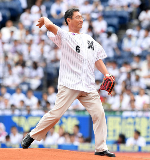 ロッテ対西武　始球式で投球する初芝清氏（撮影・滝沢徹郎）
