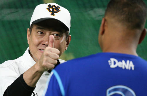 巨人対DeNA　DeNAロペス（（右）にサムアップする巨人原監督（撮影・中島郁夫）