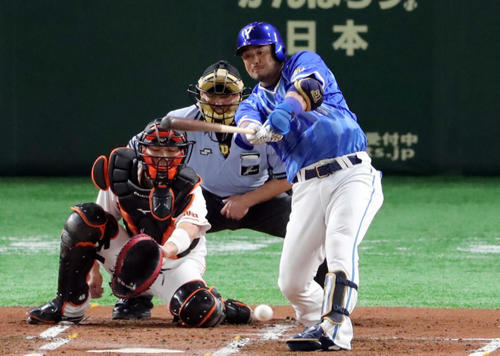 巨人対DeNA　2回表DeNA無死一塁、左前安打を放つ宮崎。投手メルセデス（撮影・垰建太）