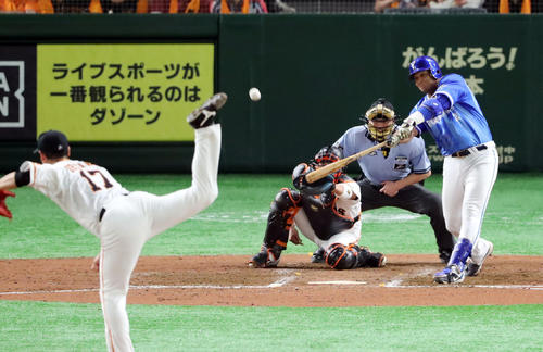 巨人対DeNA　8回表DeNA2死、右越えソロ本塁打を放つロペス。投手大竹（撮影・垰建太）