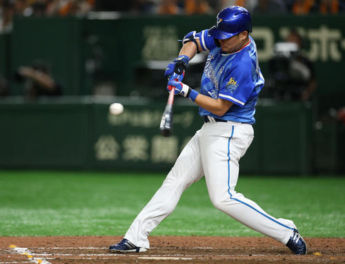 巨人対DeNA　8回表DeNA2死、右越え本塁打を放つ筒香（撮影・中島郁夫）