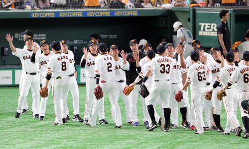 巨人対DeNA　DeNAに勝ちナインを出迎える巨人原監督（左から4人目）（撮影・垰建太）