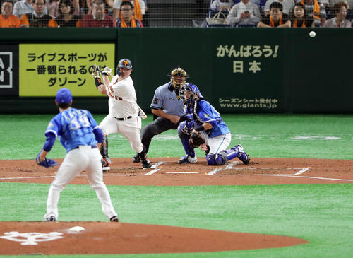 巨人対DeNA　1回裏巨人1死一、三塁、宮崎の失策を誘う打球を放つ阿部。唐須平良（撮影・垰建太）