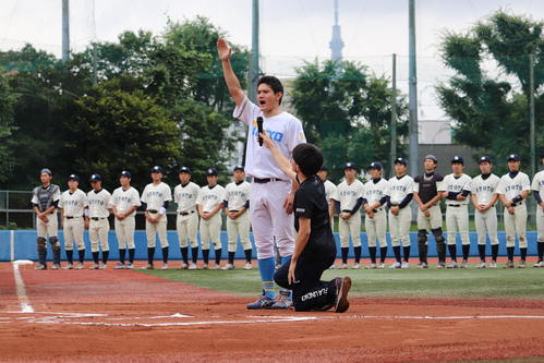 京大の選手たちをバックに選手宣誓を行う東大・辻居主将（撮影・古川真弥）
