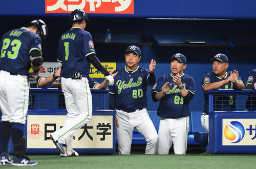 3回表ヤクルト2死、中越え本塁打を放った山田哲人を迎える小川監督（撮影・森本幸一）
