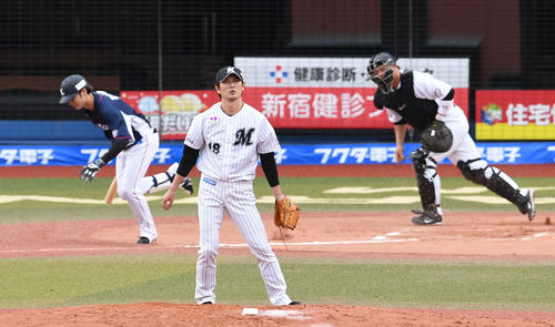 ロッテ対西武　6回表西武1死、涌井（手前）は金子侑（左）に遊ゴロを打たせる。捕手細川（撮影・山崎安昭）