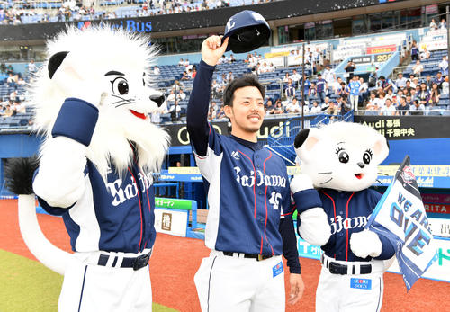 ロッテ対西武　ヒーローインタビューを終えファンの声援に応える西武本田（撮影・滝沢徹郎）