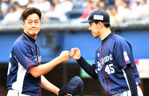 ロッテ対西武　8回裏を投げ終えた西武平井克典（左）とグータッチする本田（撮影・滝沢徹郎）