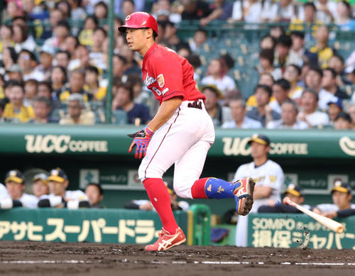 阪神対広島　2回表広島無死一、二塁、安部友裕は左前適時打を放つ（撮影・上山淳一）