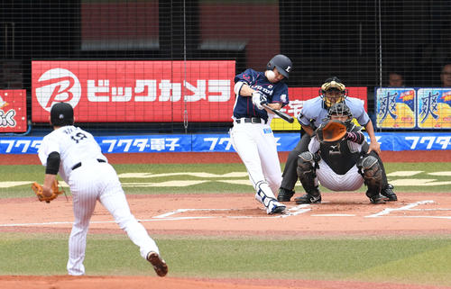 ロッテ対西武　1回表西武無死、右越えに先頭打者本塁打を放つ秋山。投手涌井（撮影・山崎安昭）