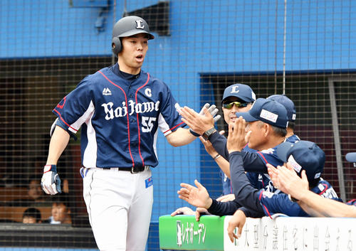 ロッテ対西武　1回表西武無死、先頭打者本塁打を放った秋山（左）は生還し辻監督とタッチを交わす（撮影・滝沢徹郎）