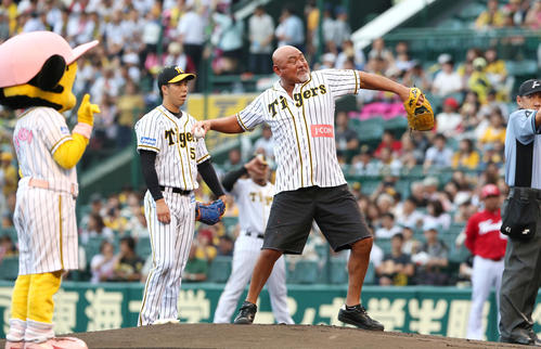 阪神対広島　始球式を行った武藤敬司（撮影・上山淳一）