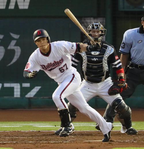オリックス対ソフトバンク　3回裏オリックス2死二塁、中川圭太は左前適時打を放つ（撮影・宮崎幸一）