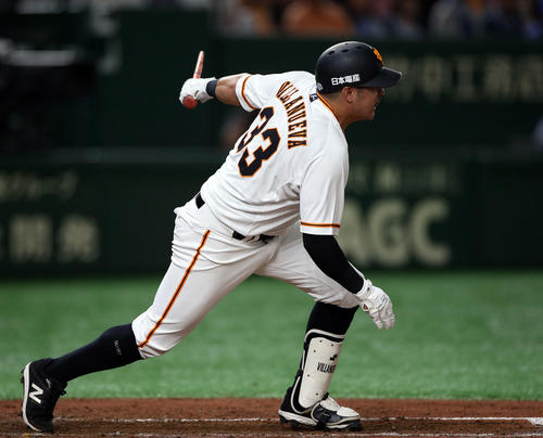 巨人対DeNA　4回裏巨人2死一、三塁、適時打を放つビヤヌエバ（撮影・狩俣裕三）