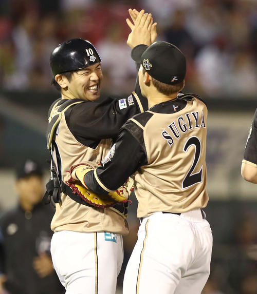 楽天対日本ハム　試合後、杉谷（右）とハイタッチする清水（撮影・黒川智章）