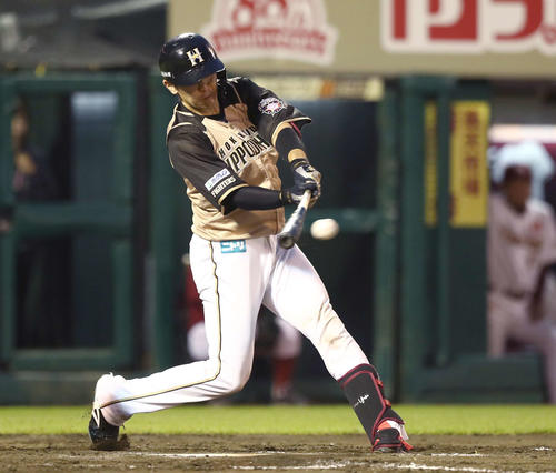 楽天対日本ハム　9回表日本ハム2死一、三塁、左前適時打を放つ清水（撮影・黒川智章）