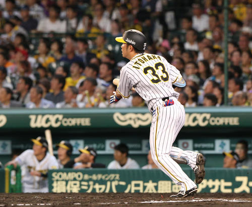 4回裏阪神2死一、二塁、糸原健斗は左越え3点本塁打を放つ（撮影・上山淳一）