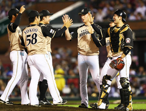 楽天対日本ハム　無失点で連勝を飾りタッチを交わす清水（右端）ら日本ハムナイン（撮影・足立雅史）