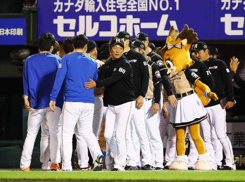 楽天対日本ハム　連勝を飾りナインを迎える日本ハム栗山監督（中央）（撮影・足立雅史）