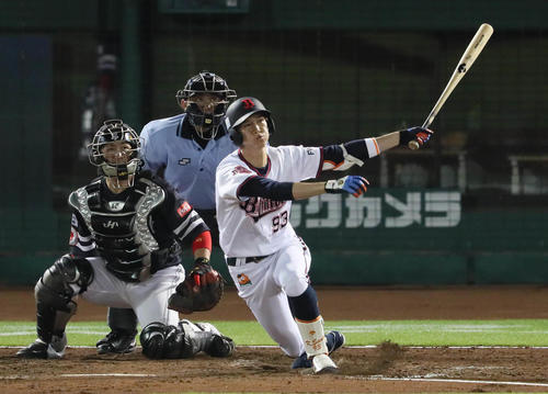 オリックス対ソフトバンク　5回裏オリックス1死一、二塁、佐野は左越え3点本塁打を放つ（撮影・宮崎幸一）