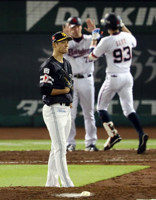 オリックス対ソフトバンク　5回裏オリックス1死一、二塁、佐野に同点3点本塁打を浴び唇をかむ大竹（撮影・宮崎幸一）