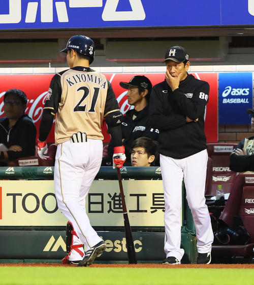 楽天対日本ハム　9回表日本ハム1死一塁、清宮（左）に代打を告げる栗山監督（撮影・足立雅史）