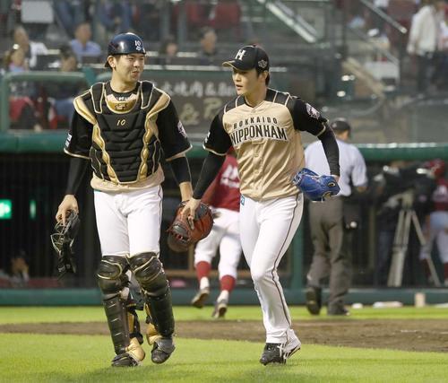 楽天対日本ハム　8回途中登板の玉井は無失点に抑えベンチに戻る。左は清水（撮影・黒川智章）