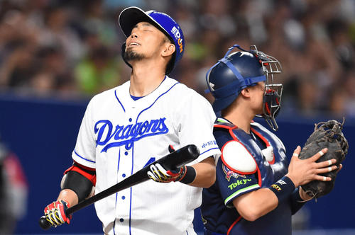 中日対ヤクルト　9回裏中日1死二、三塁、三振に倒れる藤井淳志（撮影・森本幸一）