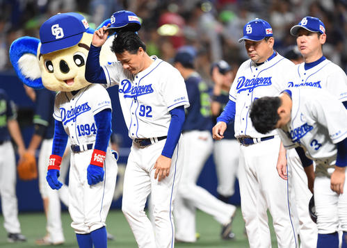 中日対ヤクルト　試合終了、スタンドの観客に向かい一礼する与田剛監督ら中日ナイン（撮影・森本幸一）