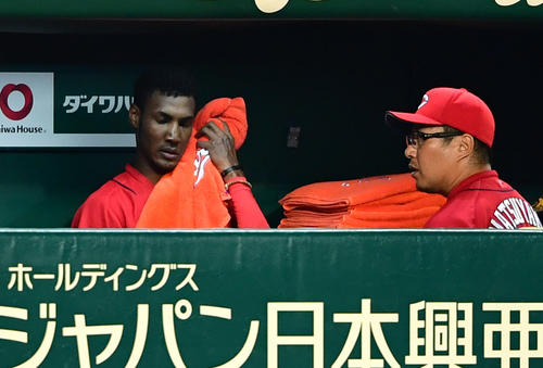 4回6失点で降板となるアドゥワ誠（左）（撮影・清水貴仁）