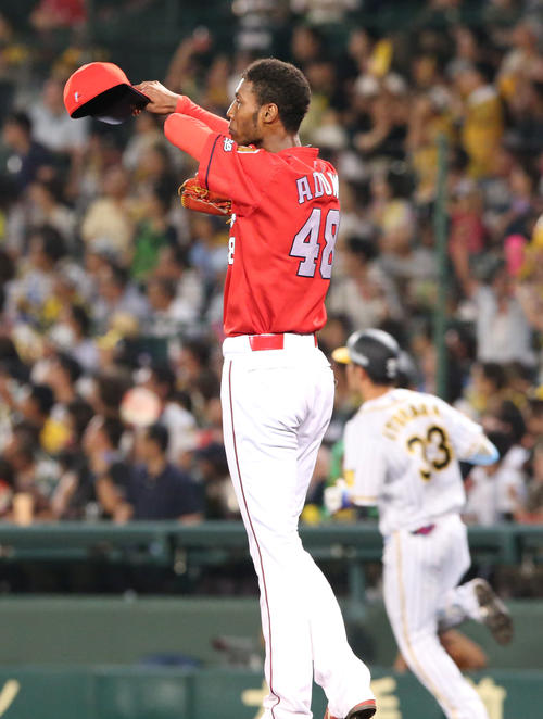 4回裏阪神2死一、二塁、糸原に左越え3点本塁打を浴び汗を拭うアドゥワ（撮影・上山淳一）