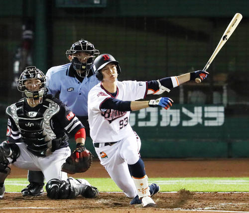 5回裏オリックス1死一、二塁、佐野は左越え3点本塁打を放つ（撮影・宮崎幸一）