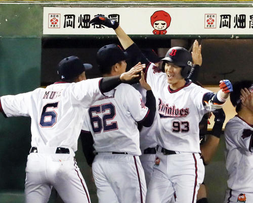 5回裏オリックス1死一、二塁、左越え同点3点本塁打を放った佐野皓大は宗佑磨（左端）と抱き合う（撮影・宮崎幸一）