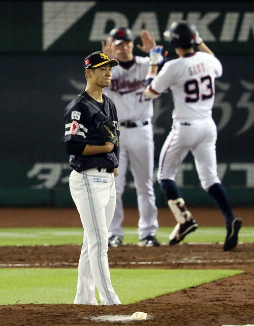 オリックス対ソフトバンク　5回裏オリックス1死一、二塁、佐野に3点本塁打を浴びて唇をかむ大竹（撮影・宮崎幸一）