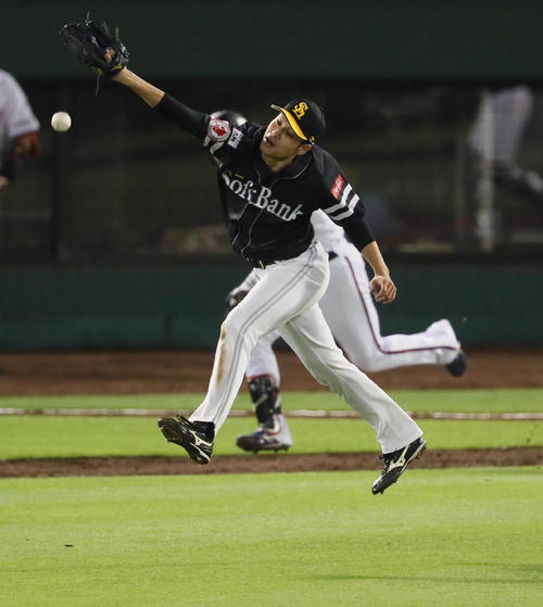 オリックス対ソフトバンク　5回裏オリックス無死、大竹は松井の二塁内野安打の打球にジャンプする（撮影・宮崎幸一）
