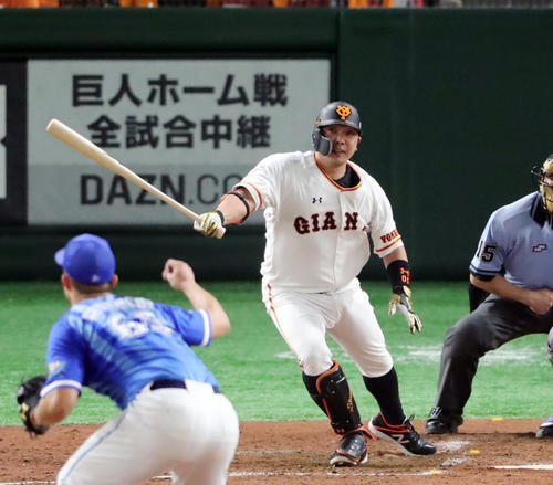 巨人対DeNA　5回裏巨人1死一、三塁、右翼に適時打を放つ阿部。投手国吉（撮影・垰建太）
