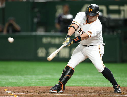 巨人対DeNA　5回裏巨人1死一、三塁、右前適時打を放つ阿部（撮影・中島郁夫）