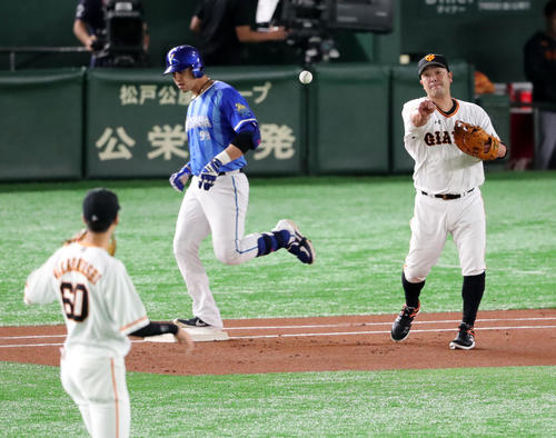 巨人対DeNA　1回表DeNA1死、一塁手で先発出場の阿部（右）はソト（中央）の二ゴロを送球した若林にボールを投げ返す（撮影・垰建太）
