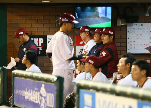 楽天対日本ハム　9回裏楽天無死、二直に倒れベンチに戻る浅村（左から3人目）。（中央）は平石監督（撮影・足立雅史）