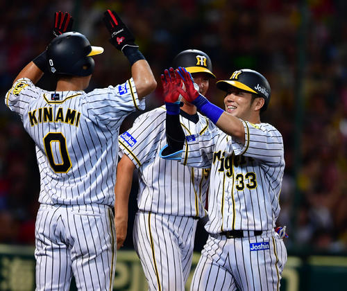 阪神対広島　4回裏阪神2死一、二塁、3点本塁打を放ち木浪（左）に迎えられる糸原（撮影・清水貴仁）
