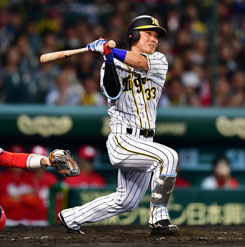阪神対広島　4回裏阪神2死一、二塁、右越えに勝ち越しの3点本塁打を放つ糸原（撮影・清水貴仁）