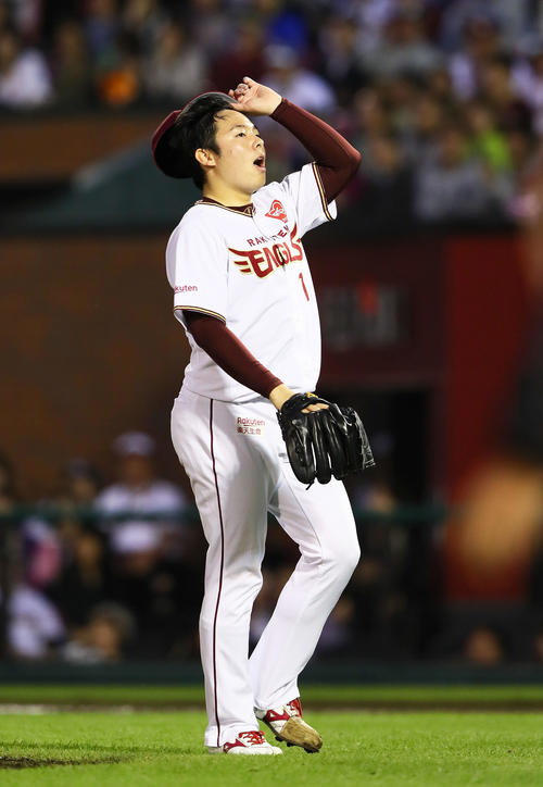 楽天対日本ハム　9回表日本ハム2死一、三塁、清水に左前適時打を浴びる松井（撮影・足立雅史）