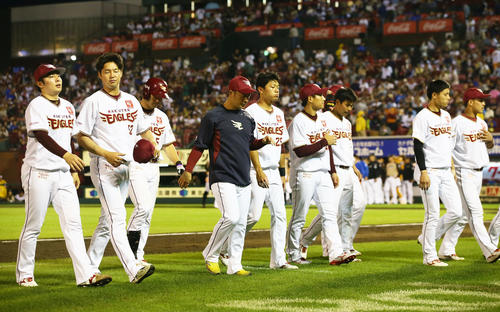 楽天対日本ハム　引き分けをはさんで8連敗となり、肩を落として引き揚げる松井（左端）ら楽天ナイン（撮影・足立雅史）