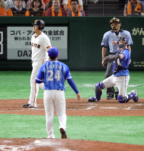 巨人対DeNA　8回裏巨人1死、代打岡本（左）は四球を選ぶ（撮影・垰建太）